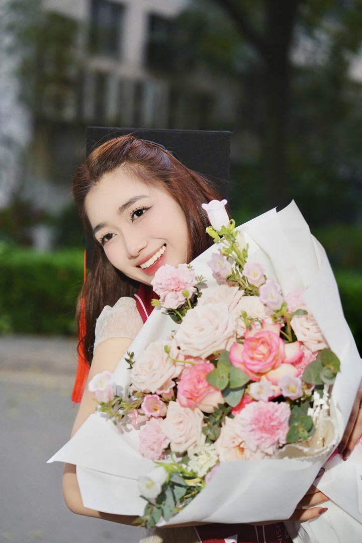 Nữ sinh từng đảm nhiệm vai trò lớp trưởng lớp Anh 10 - Kinh tế đối ngoại K61 - Đại học Ngoại thương, tích cực kết nối và hỗ trợ các bạn trong lớp. Theo cô, những thói quen nhỏ như chuẩn bị bài trước khi lên lớp, ôn tập ngay sau buổi học, hoàn thành bài tập đúng hạn và quản lý thời gian hiệu quả nếu được duy trì đều đặn sẽ tạo ra sự khác biệt lớn về kết quả học tập.