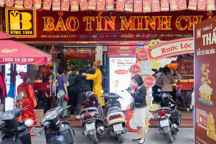 Một cửa hàng Bảo Tín Minh Châu trên phố Trần Nhân Tông, Hà Nội. (Ảnh: Minh Đức).