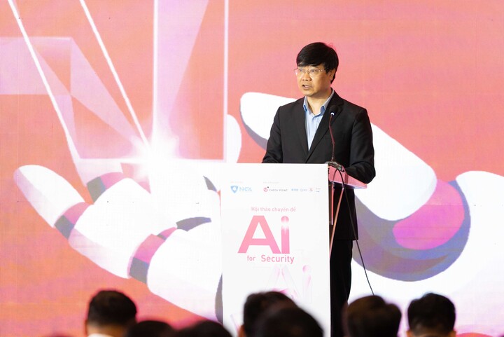 Đại tá Nguyễn Hồng Quân, Phó Cục trưởng An ninh mạng và Phòng, chống tội phạm sử dụng công nghệ cao, phát biểu tại hội thảo. (Ảnh: NCA)