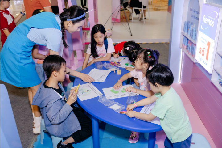 Hoạt động sáng tạo tranh giúp các em học sinh tiếp cận kiến thức phòng chống muỗi và sốt xuất huyết một cách gần gũi, sinh động.