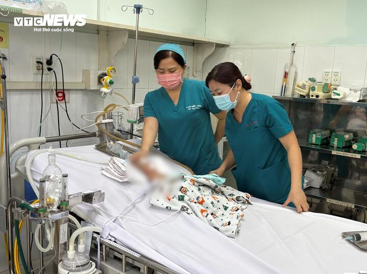 Bệnh nhi mắc tay chân miệng điều trị tại Bệnh viện Nhi Đồng 2.