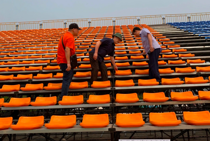 Kiểm tra tại Quảng trường 30/10, nơi đang lắp ráp sân khấu, khán đài cho chương trình khai mạc, Tổng Giám đốc Đài Tiếng nói Việt Nam đề nghị các đơn vị rà soát kỹ hệ thống kỹ thuật, phương án bảo đảm an ninh trật tự, phòng cháy chữa cháy và các điều kiện phục vụ khán giả.