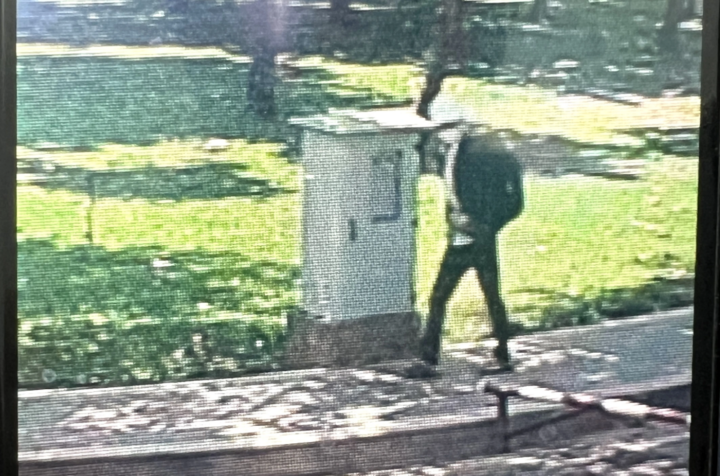 Kẻ trộm balo của nam sinh.