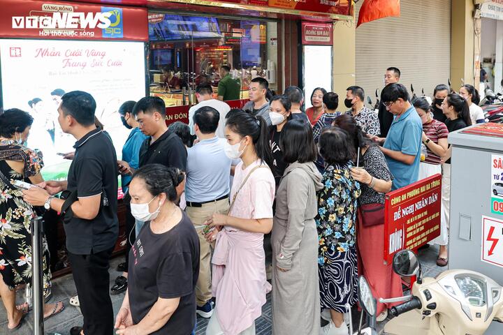 Trước thông tin đó, chiều 6/4, Công ty TNHH Bảo Tín Minh Châu lên tiếng khẳng định vẫn duy trì hoạt động kinh doanh bình thường và bảo đảm quyền lợi khách hàng, chất lượng sản phẩm.