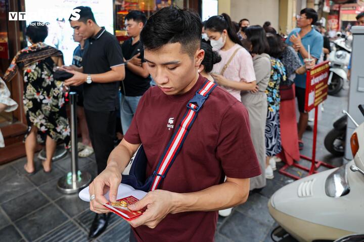 Ông chủ bị khởi tố, cửa hàng Bảo Tín Minh Châu vẫn đông khách chờ mua bán vàng - 7