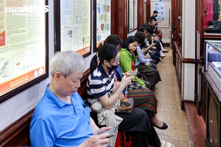 Ông chủ bị khởi tố, cửa hàng Bảo Tín Minh Châu vẫn đông khách chờ mua bán vàng - 9