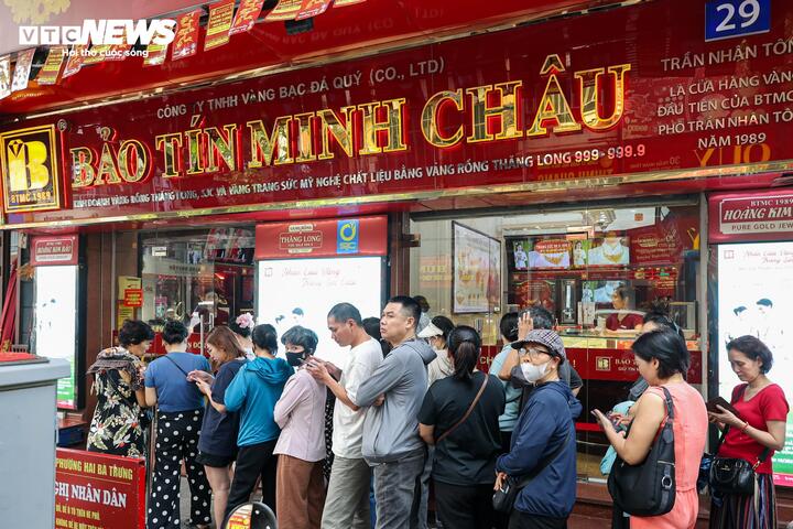 Như Báo Điện tử VTC News đưa tin, ngày 2/4, Cơ quan Cảnh sát điều tra Công an TP Hà Nội ra quyết định khởi tố vụ án, khởi tố bị can đối với ông Vũ Minh Châu, Vũ Minh Tú (con trai ông Châu) cùng hai nhân viên Công ty TNHH Bảo Tín Minh Châu vì vi phạm quy định về kế toán gây hậu quả nghiêm trọng.