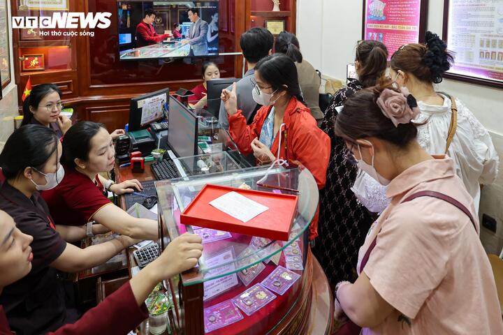 Phòng giao dịch chật kín khách mua, bán vàng.