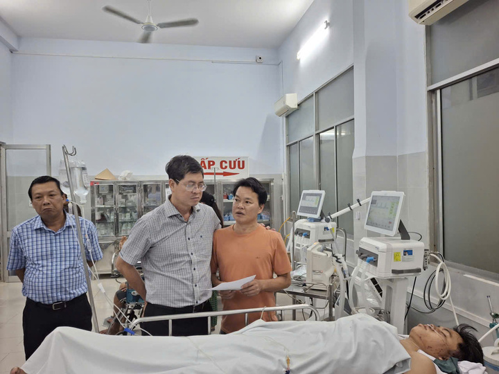 Ông Nguyễn Hồng Hải, Phó Chủ tịch UBND tỉnh Lâm Đồng thăm hỏi nạn nhân vụ tai nạn tại Bệnh viện Đa khoa Bình Thuận.