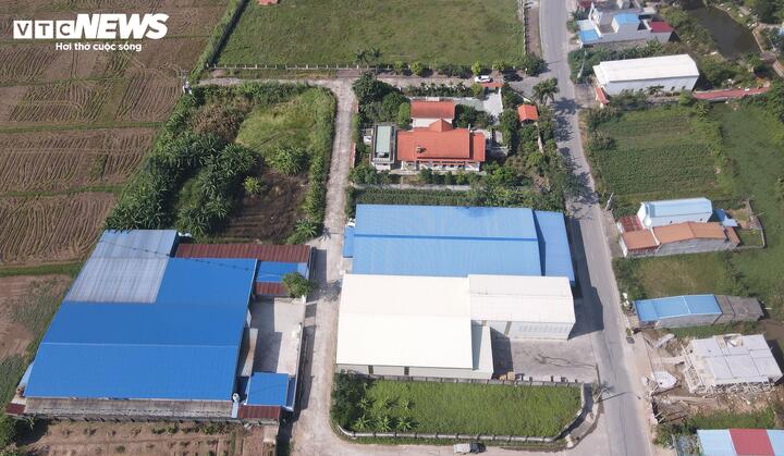 Khu nhà xưởng của Công ty TNHH Kinh doanh Vạn Đạt nằm trong khu dân cư trung tâm xã Long Hưng.