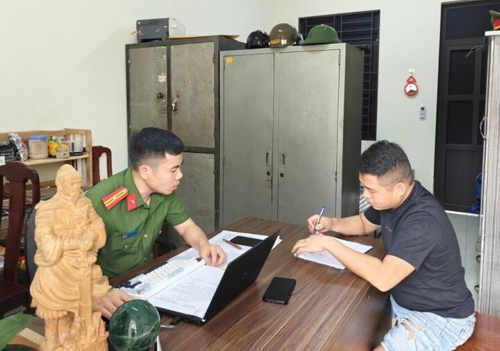 Anh Dương Văn Minh tường trình về việc đánh con trai. (Ảnh: Công an xã Kép)