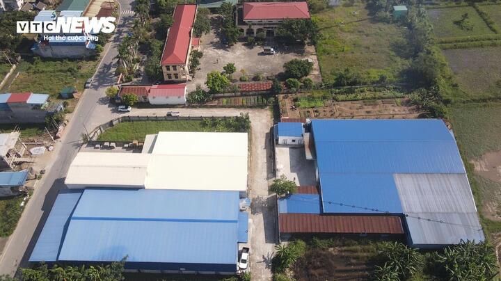 Khu nhà xưởng của Công ty TNHH Kinh doanh Vạn Đạt nằm ngay cạnh trụ sở UBND xã Tiến Đức (cũ), nay làm trụ sở Công an xã Long Hưng.