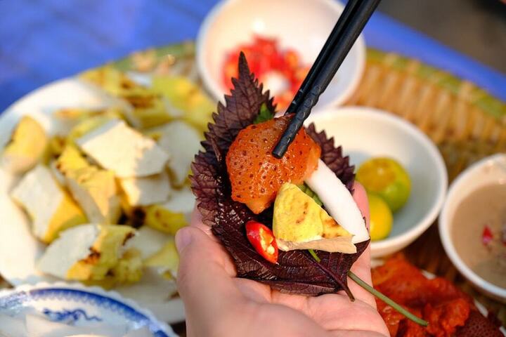 Nhiều người yêu thích món sứa đỏ chấm mắm tôm và gọi trùi mến là Sasimi Việt Nam. (Ảnh: Vietnam Travel)