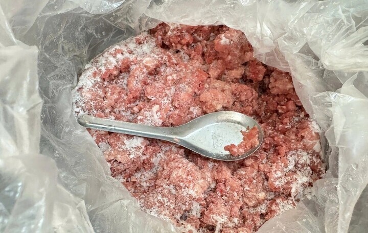 Mẫu thịt lợn lưu tại trường (Ảnh: Nguyễn Ngoan).