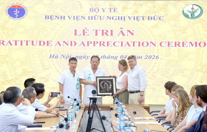 Bệnh viện Việt Đức tri ân gia đình cô gái O.S.W (Ảnh: BVCC)