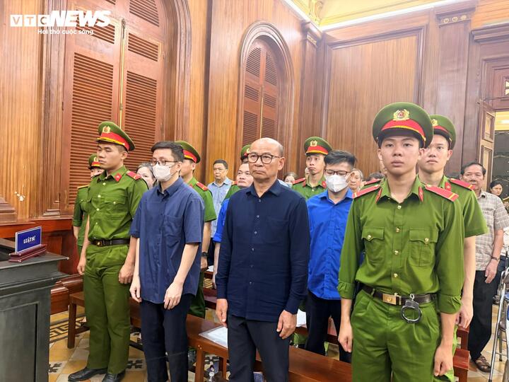 Các bị cáo tại phiên toà. (Ảnh: Hoàng Thọ)