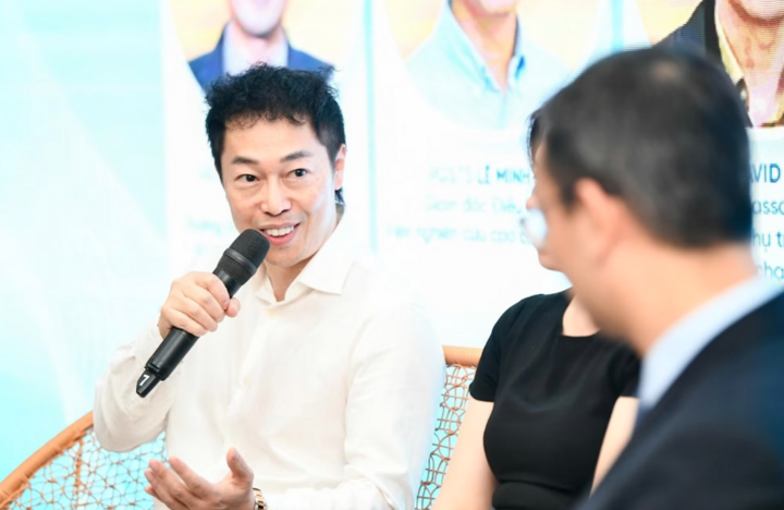 GS David Trần chia sẻ tại hội thảo.