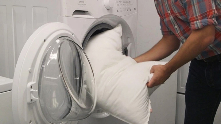 Vệ sinh gối đúng tần suất giúp hạn chế vi khuẩn, nấm mốc và các tác nhân gây dị ứng tích tụ theo thời gian.