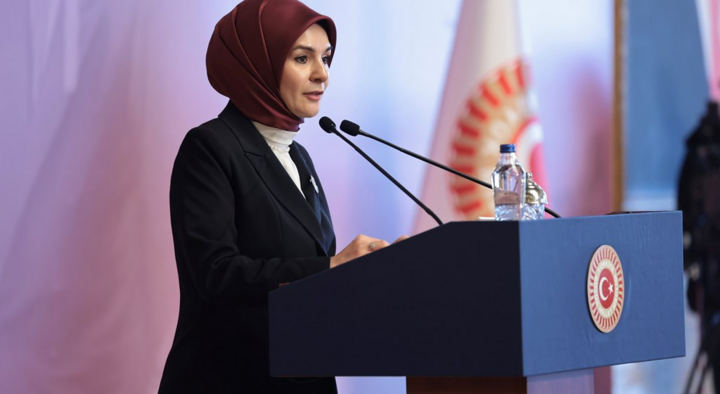 Bộ trưởng Gia đình và Dịch vụ xã hội Thổ Nhĩ Kỳ Mahinur Ozdemir Goktas trong một sự kiện. (Nguồn: Aile)