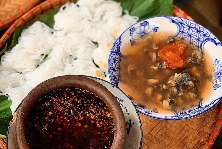 Bún ốc nguội có hương vị thanh nên nhiều người ăn không quen sẽ cảm thấy hơi nhạt. (Ảnh: Hanoi News)