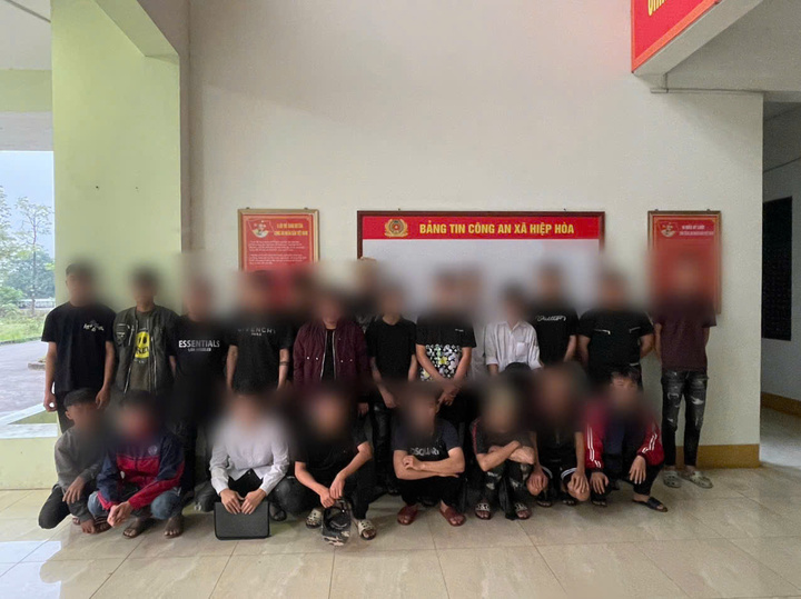 Nhóm thanh thiếu niên bị triệu tập lên cơ quan công an. (Ảnh: Công an Bắc Ninh).