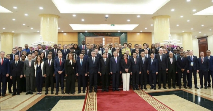 Tổng Bí thư Tô Lâm chụp ảnh chung với Trưởng đoàn các nước tham dự Lễ mở ký Công ước Hà Nội. (Ảnh: VGP)