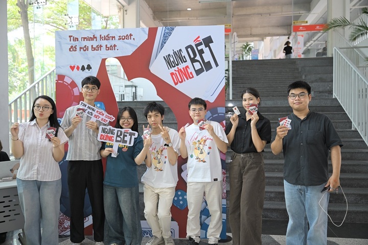 Nhóm bạn trẻ tham gia sự kiện thực tế của chiến dịch “Ngưng Bet Dừng Bết”, ngày 7/4.