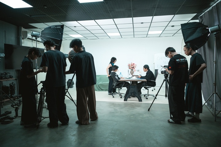 Ê kíp gồm các bạn sinh viên thực hiện series video nâng cao nhận thức về cờ bạc trực tuyến.