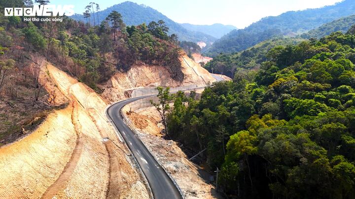 Con đường ĐT.722 giúp kết nối Lâm Đồng và Đắk Lắk mang lại niềm vui lớn cho bà con 2 tỉnh. Tuy nhiên, dọc tuyến đường này, nhiều đoạn xuất hiện các vết sạt trượt lớn tiềm ẩn nguy hiểm.