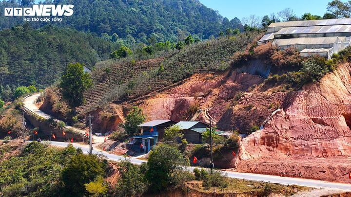 Tại thôn Đưng K'Nớ (xã Đam Rông 4), nhiều đồi núi lở loét, dốc cao nằm sát nhà dân.