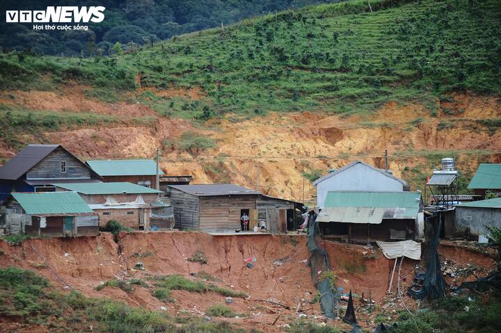 Theo Cil Ha Duy (ở khu tái định cư K’Nớ 5), cơ quan chức năng đang đổ đất làm mặt bằng nhưng mọi thứ vẫn còn ngổn ngang.