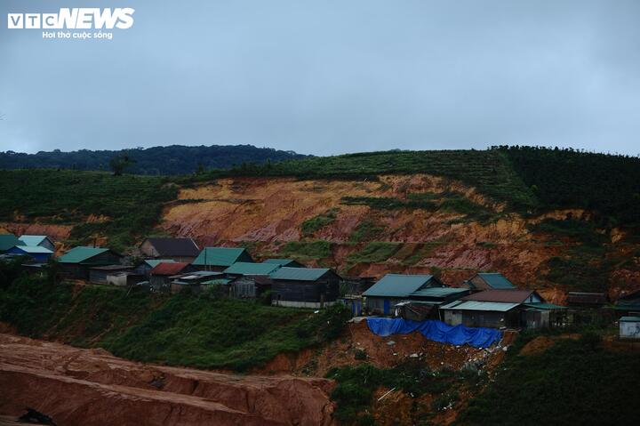 Còn tại khu tái định cư K’Nớ 5, xã Đam Rông 4, sau khi báo chí đưa tin về việc sạt lở tại đây, đến thời điểm này, người dân cho biết việc khắc phục vẫn chưa xong.