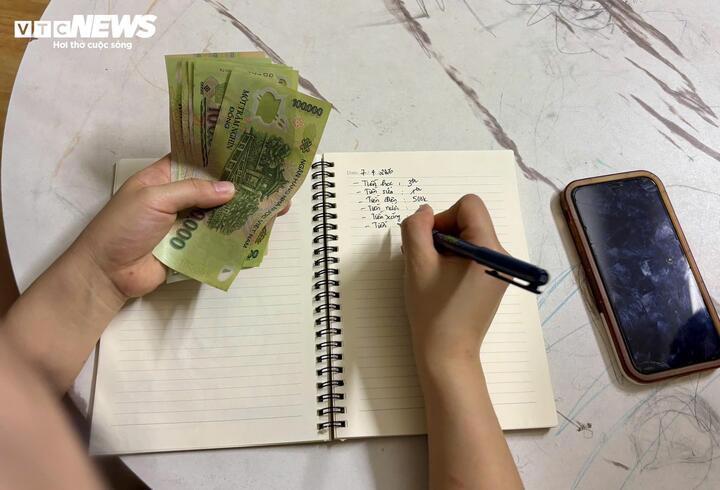 Với thu nhập ít ỏi, trong khi phải chi tiêu nhiều, không ít người lao động đã phải rời "miền đất hứa" Hà Nội.