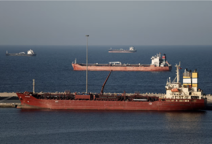 tTàu neo đậu tại Oman, do không thể đi qua eo biển Hormuz. (Ảnh: Reuters)