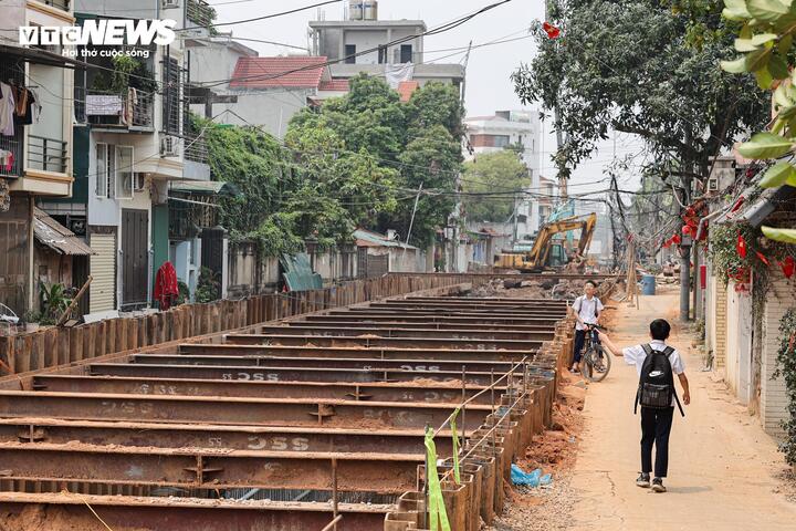 Đến nay, công tác giải phóng mặt bằng cơ bản hoàn tất, tạo điều kiện triển khai thi công trên toàn tuyến. Tại trạm bơm Thụy Phương, các hạng mục phá dỡ đã hoàn thành, đang tiếp tục thi công ép cừ. Trên các tuyến kênh và cống, nhiều hạng mục như cừ Larsen, cống hộp, đào đất, thi công dầm đáy… được triển khai đồng loạt nhằm đẩy nhanh tiến độ.