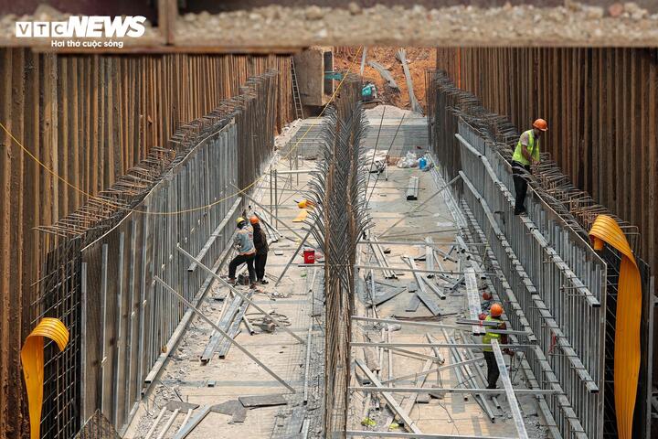 Các hạng mục kết cấu đang được triển khai đồng bộ, gồm thi công dầm, đóng cọc tre gia cố nền và lắp đặt cống hộp nhằm hoàn thiện hệ thống thoát nước. Các đốt cống bê tông được hạ đặt ở độ sâu khoảng 5–6 m.