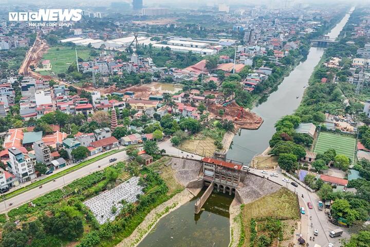 Dự án cải tạo kênh Thụy Phương dài hơn 7,6 km, tổng mức đầu tư trên 920 tỷ đồng, được UBND TP Hà Nội triển khai theo cơ chế công trình khẩn cấp.