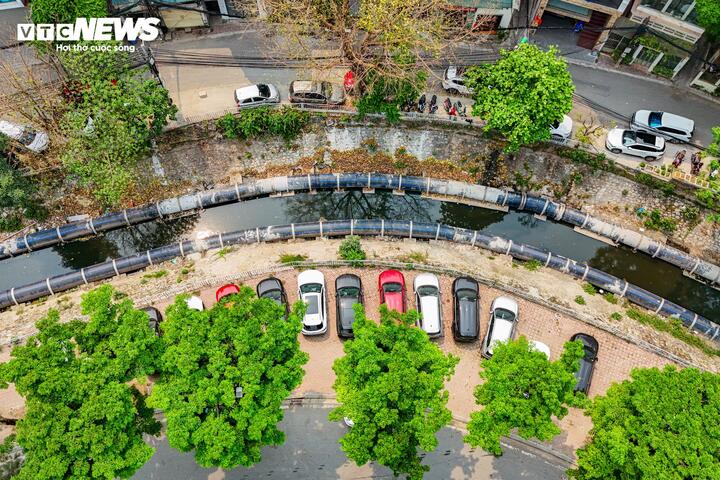 Trước đó, tháng 9/2025, TP Hà Nội đưa vào vận hành tuyến ống dài 1,5 km dẫn nước từ Hồ Tây, góp phần cải thiện dòng chảy của hệ thống sông.