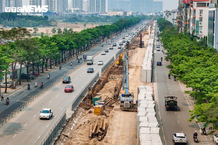 Trên trục Võ Chí Công, các phương tiện cơ giới như máy đào, xe cẩu cùng thiết bị chuyên dụng hoạt động liên tục trong khu vực rào chắn, khẩn trương thi công lắp đặt hệ thống cống ngầm dưới lòng đường nhằm đẩy nhanh tiến độ.