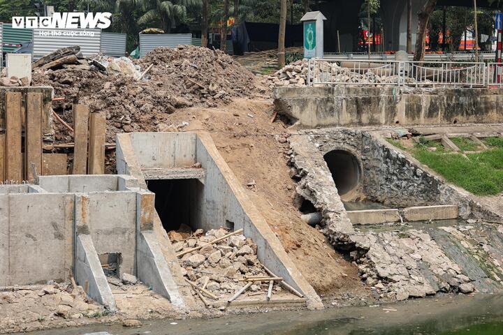 Tại điểm cuối tuyến trên đoạn Bưởi – Hoàng Quốc Việt, đơn vị thi công đang triển khai lắp đặt hệ thống cống và hoàn thiện hạng mục xả nước.