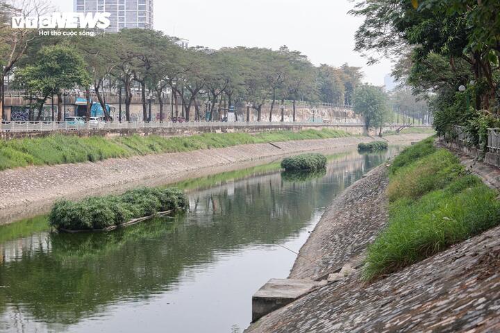 Thời gian qua, Hà Nội đồng loạt triển khai nhiều giải pháp nhằm nâng cao chất lượng nguồn nước sông Tô Lịch. Trong đó, nổi bật là việc xây dựng hệ thống thu gom nước thải và Nhà máy xử lý nước thải Yên Xá. Sau khi dự án cải tạo kênh Thụy Phương hoàn tất, nguồn nước từ sông Hồng sẽ được bổ sung ổn định, bảo đảm chất lượng, góp phần duy trì dòng chảy môi trường cho sông Tô Lịch. Nhờ đó, tình trạng ô nhiễm từng bước được cải thiện, đồng thời góp phần chỉnh trang diện mạo đô thị.