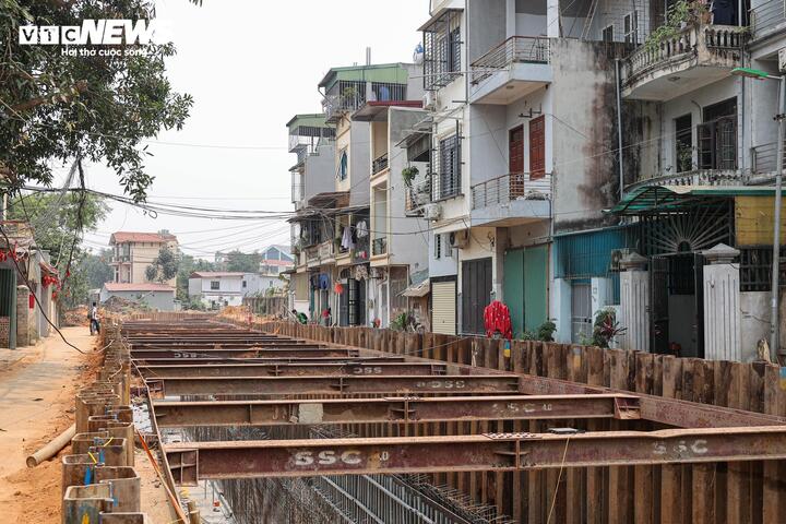 Tại họp báo quý I/2026 của UBND TP Hà Nội, Sở Xây dựng cho biết, để bảo đảm tiến độ dự án, Thành phố yêu cầu chủ đầu tư rà soát tổng thể, xây dựng lại kế hoạch thi công chi tiết, đồng thời tăng cường nhân lực, thiết bị, vật tư và tổ chức thi công đồng loạt nhiều mũi, ưu tiên các đoạn trọng điểm như Hoàng Minh Thảo và Võ Chí Công.