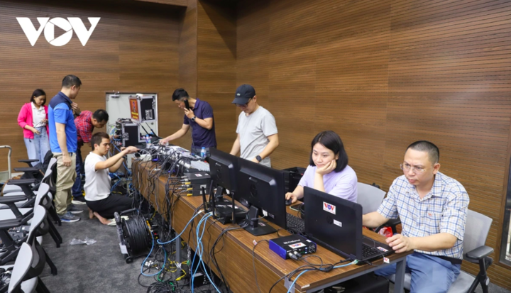 Để sẵn sàng cho các phần thi trực tiếp bắt đầu từ 7h30 ngày 9/4, các kỹ sư, kỹ thuật viên của Đài Tiếng nói Việt Nam cùng Báo và PTTH Quảng Ninh bắt đầu lắp đặt các thiết bị từ chiều 6/4.