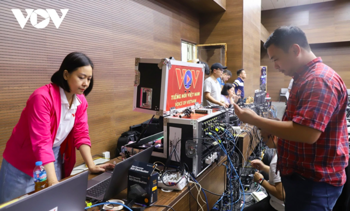 Trung tâm Sản xuất và Lưu trữ chương trình (Đài Tiếng nói Việt Nam) cử 12 kỹ sư và kỹ thuật viên giàu kinh nghiệm, từng thực hiện nhiều kỳ Liên hoan Phát thanh, đồng thời mang theo những thiết bị hiện đại nhất bao gồm: hệ thống âm thanh, hệ thống dựng hình phục vụ livestream và các thiết bị đường truyền.