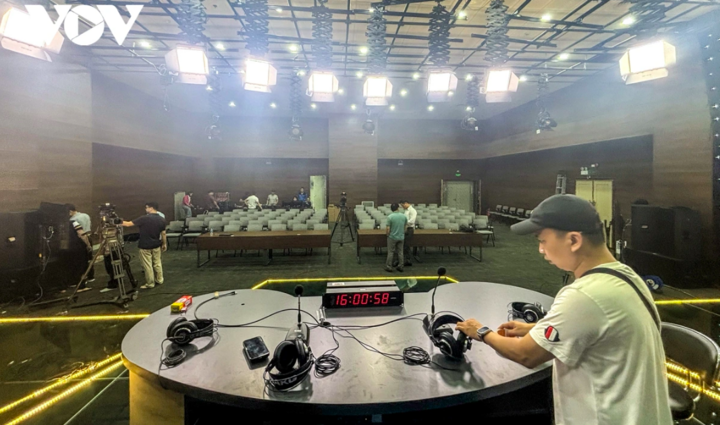 Phòng thi phát thanh trực tiếp được bố trí tại trường quay S7 của Báo và PTTH Quảng Ninh. Ông Huỳnh Thăng Long, Phó Giám đốc Trung tâm sản xuất và Lưu trữ chương trình đánh giá đây là phòng phát thanh hiện đại. Sự kết hợp giữa hạ tầng tại chỗ và trang thiết bị chuyên dụng từ Hà Nội sẽ đảm bảo phục vụ tốt nhất cho các phần thi.