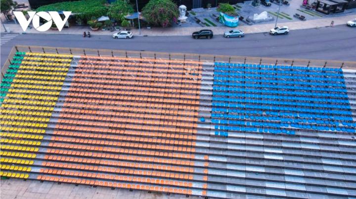 Các khu vực khán đài đang được lắp đặt khẩn trương, đảm bảo các yêu cầu về kỹ thuật. Sơ đồ chỗ ngồi (seatmap) theo các khu vực (zone) được đặt tên từ hình tượng trung tâm “sóng”, lan toả tới “Kỷ nguyên”, “Vươn mình”, “Quảng Ninh” và “Việt Nam”. Bao quanh là các zone “Đất mỏ”, “Anh hùng”, “Khí phách”, “Hiên ngang”, “Tương lai”, “Sáng ngời”, “Đoàn kết”, “Kỷ cương”, “Tự cường”, “Bản lĩnh”, “Nghĩa tình”, “Hào sảng”, “Văn minh”, “Sáng tạo”.