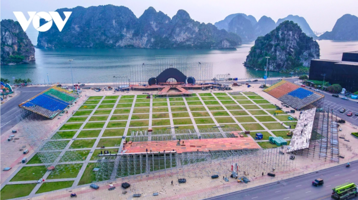 Sân khấu lễ khai mạc Liên hoan Phát thanh toàn quốc “Thanh âm kỷ nguyên mới” cũng đang được khẩn trương lắp đặt tại Quảng trường 30/10, phường Hạ Long.