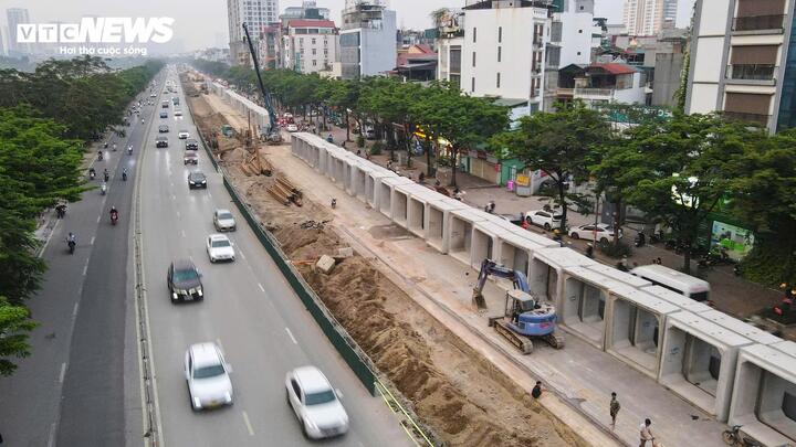 Tuyến Võ Chí Công còn đóng vai trò là một phần của Vành đai 2, kết nối nhiều khu vực trọng điểm, nên bất kỳ sự thu hẹp nào về mặt đường cũng dễ dẫn đến ùn tắc lan rộng sang các tuyến lân cận như đường Lạc Long Quân hay khu vực gần cầu Nhật Tân.