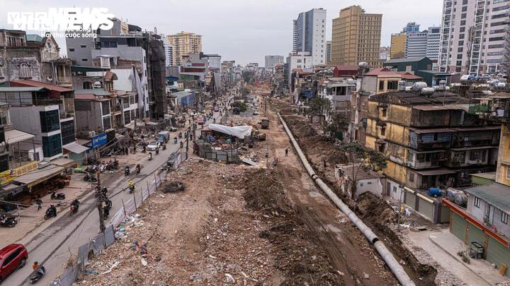 Ngoài ra, Hà Nội còn đang triển khai hàng loạt dự án hạ tầng khác như các tuyến đường vành đai, cải tạo nút giao, hệ thống thoát nước… tại nhiều khu vực nội đô và cửa ngõ. Việc thi công đồng loạt, kéo dài trên nhiều tuyến đường khiến không gian lưu thông bị thu hẹp trên diện rộng.