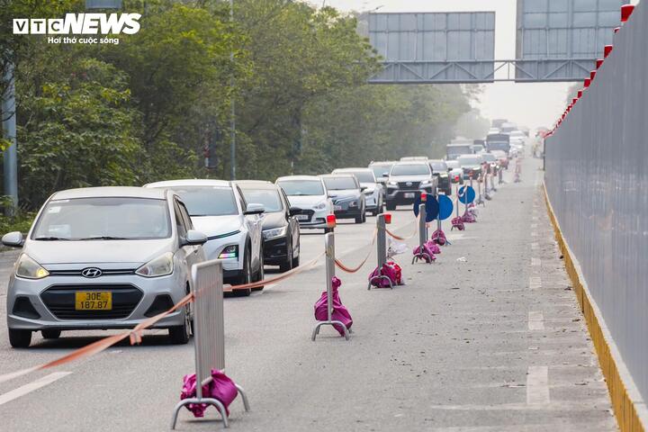 Thời gian gần đây, tại Hà Nội, nhiều tuyến đường huyết mạch đồng loạt xuất hiện rào chắn phục vụ thi công các dự án hạ tầng, gây ảnh hưởng đáng kể đến việc đi lại của người dân. Từ khu vực cửa ngõ phía Tây đến các trục vành đai, tình trạng quây tôn, dựng rào sắt chiếm dụng mặt đường khiến không gian lưu thông bị thu hẹp, các phương tiện phải di chuyển chậm, đặc biệt trong khung giờ cao điểm.